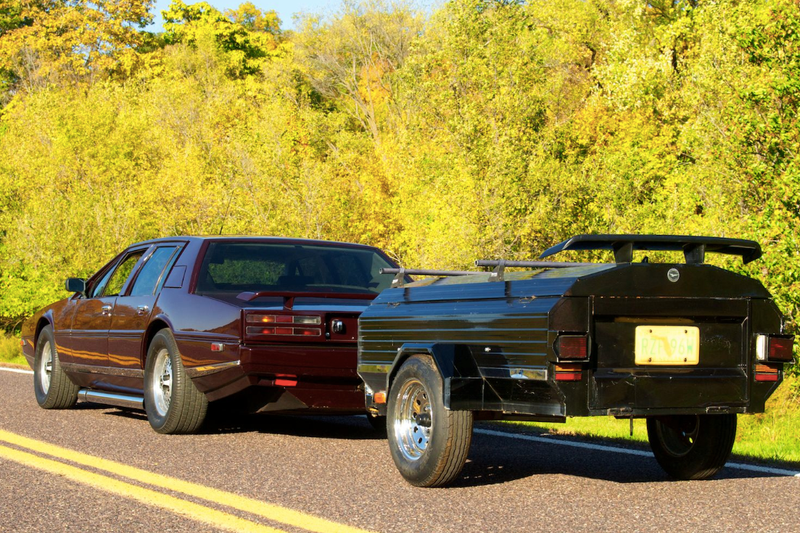 Illustration for article titled Evel Knievel Had An 8-Liter Aston Martin Lagonda And A Coffin Trailer
